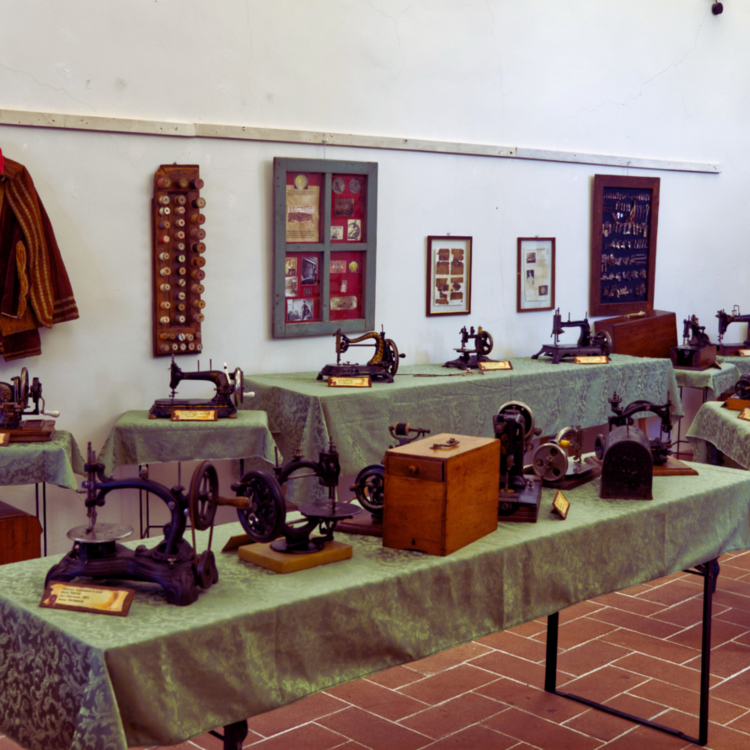 La collezione di macchine da cucire di Angelo Rampi in mostra a Sellano
