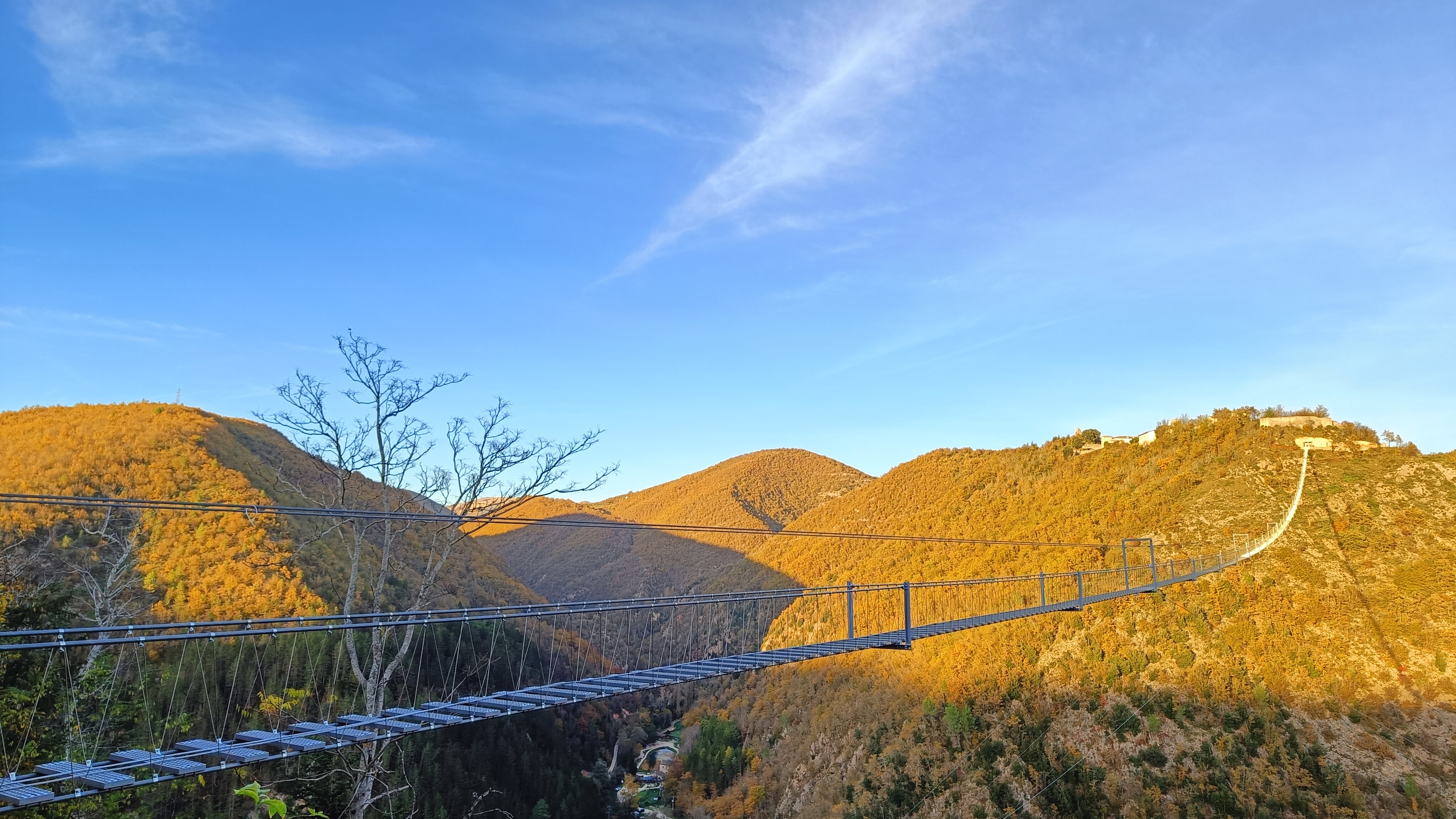 The suspension bridge of Sellano, a very old idea