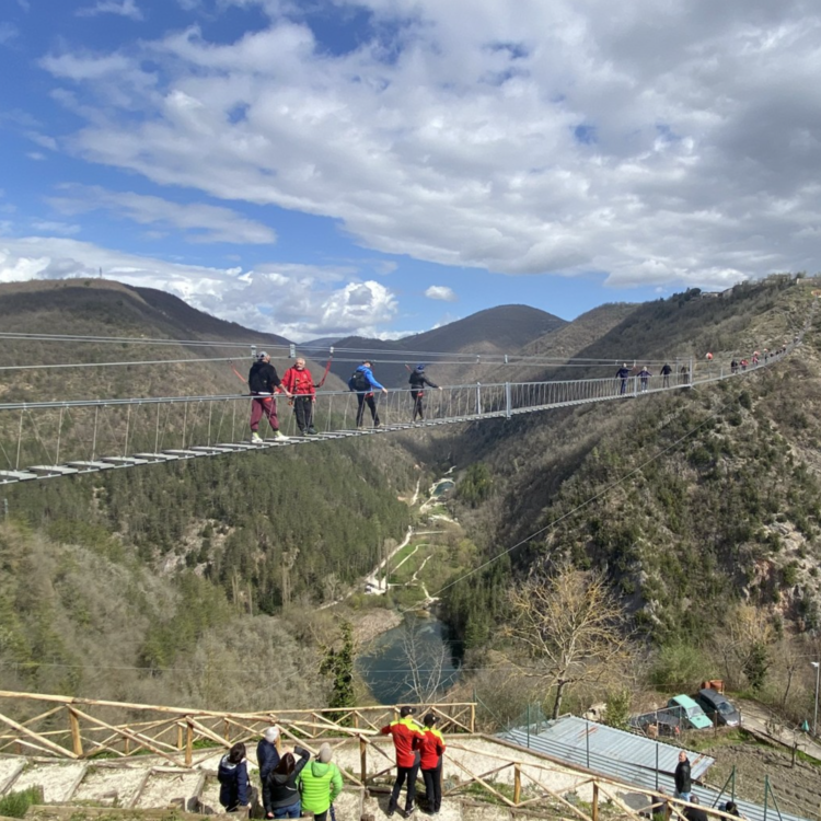 Lo studio Moveo 2025 incorona Sellano come il borgo emergente più trendy d'Italia, trainato dal ponte tibetano e da una strategia turistica visionaria che sta rivoluzionando la Valnerina.